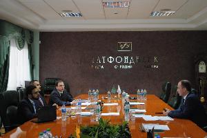 Первый заместитель председателя правления Татфондбанка  Рамиль Насыров встретился с делегацией Исламского банка развития татфонд.jpg